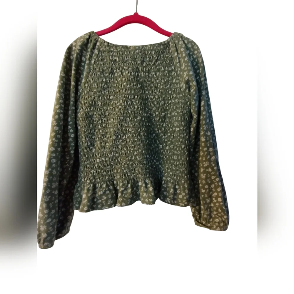💚 2/$10 Old Navy Green Floral Smocked Long Sleeve Pullover Top Shirt Size 6-7